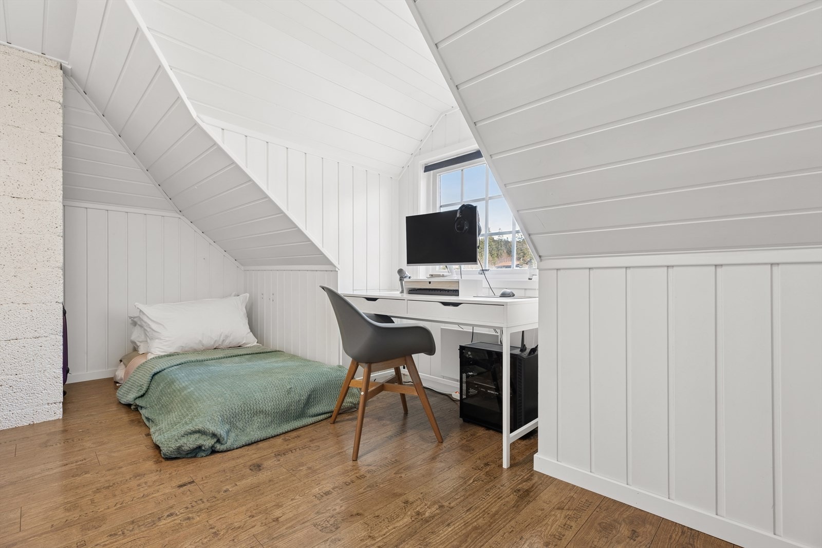 Soverom 3 - rommene har god plass til stor seng, nattbord og annet ønskelig møblement. Galleribilde