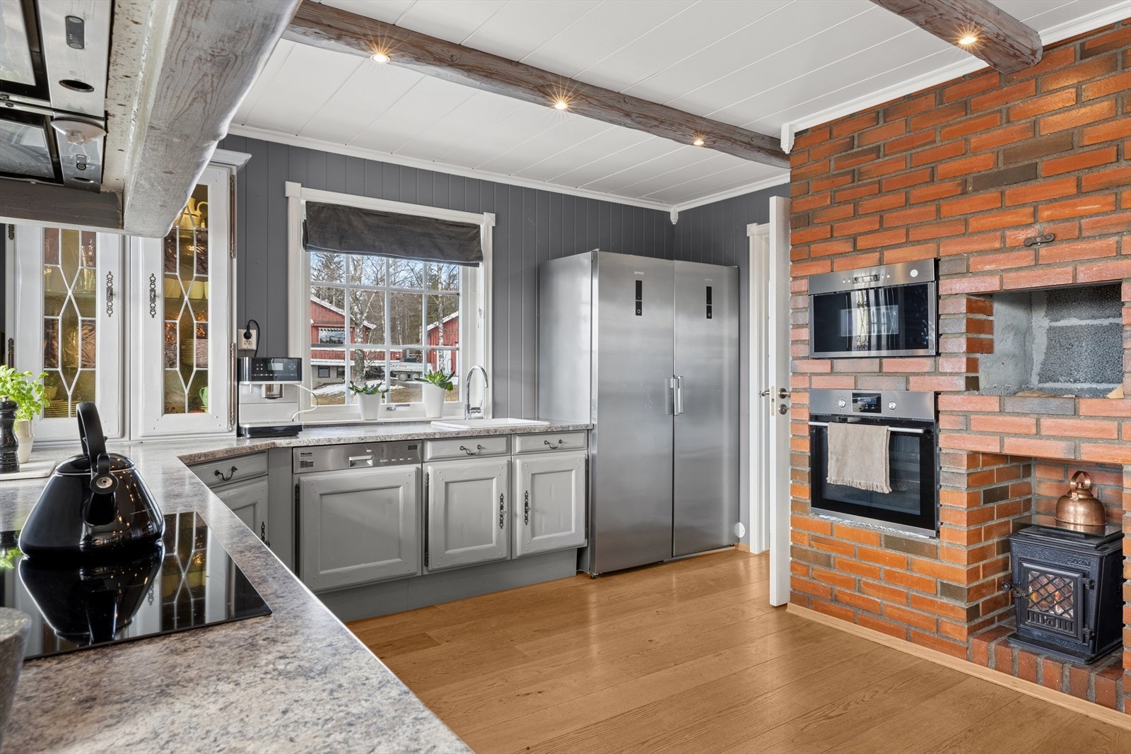 Innredningen har laminerte skrog, profilerte fronter og laminert benkeplate med kjøkkenkum og kran. Galleribilde