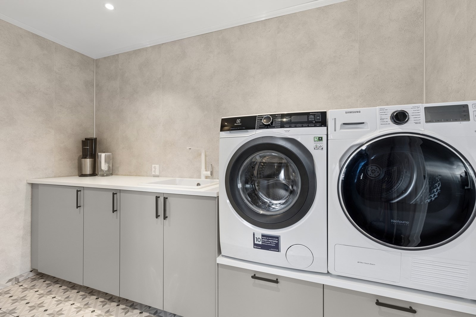 Et praktisk vaskerom ligger i 1. etasje og ble rehabilitert sommeren 2024. Rommet har en plassbygget innredning fra Ikea med plass til vaskemaskin og tørketrommel. Galleribilde