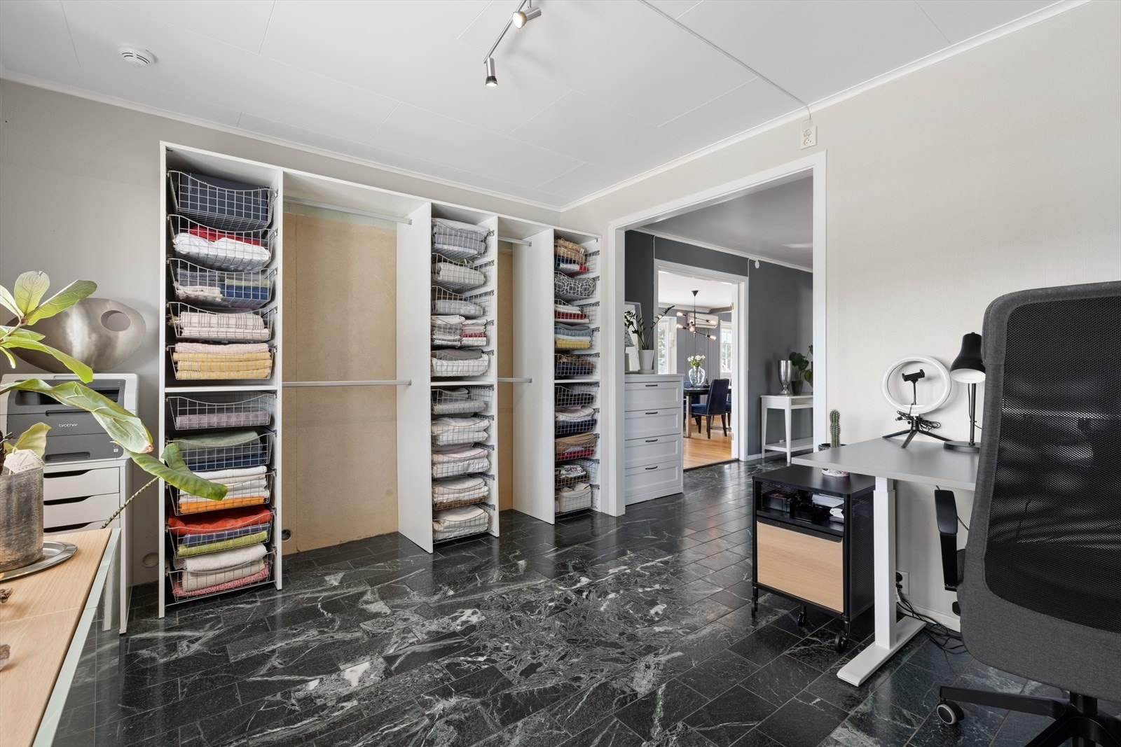 Dette etasjeplanet har også en egen innvendig bod, utmerket for lagring. Galleribilde