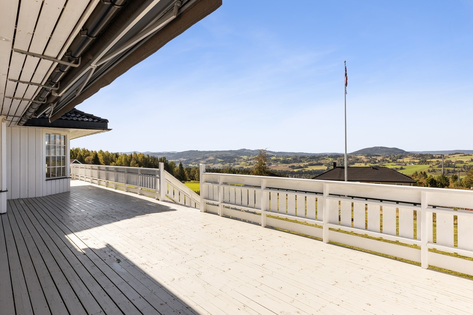 Stor terrasse utenfor stue/kjøkken i boligens 2.etg. Her kan sommerdagene og utsikten nytes. Galleribilde
