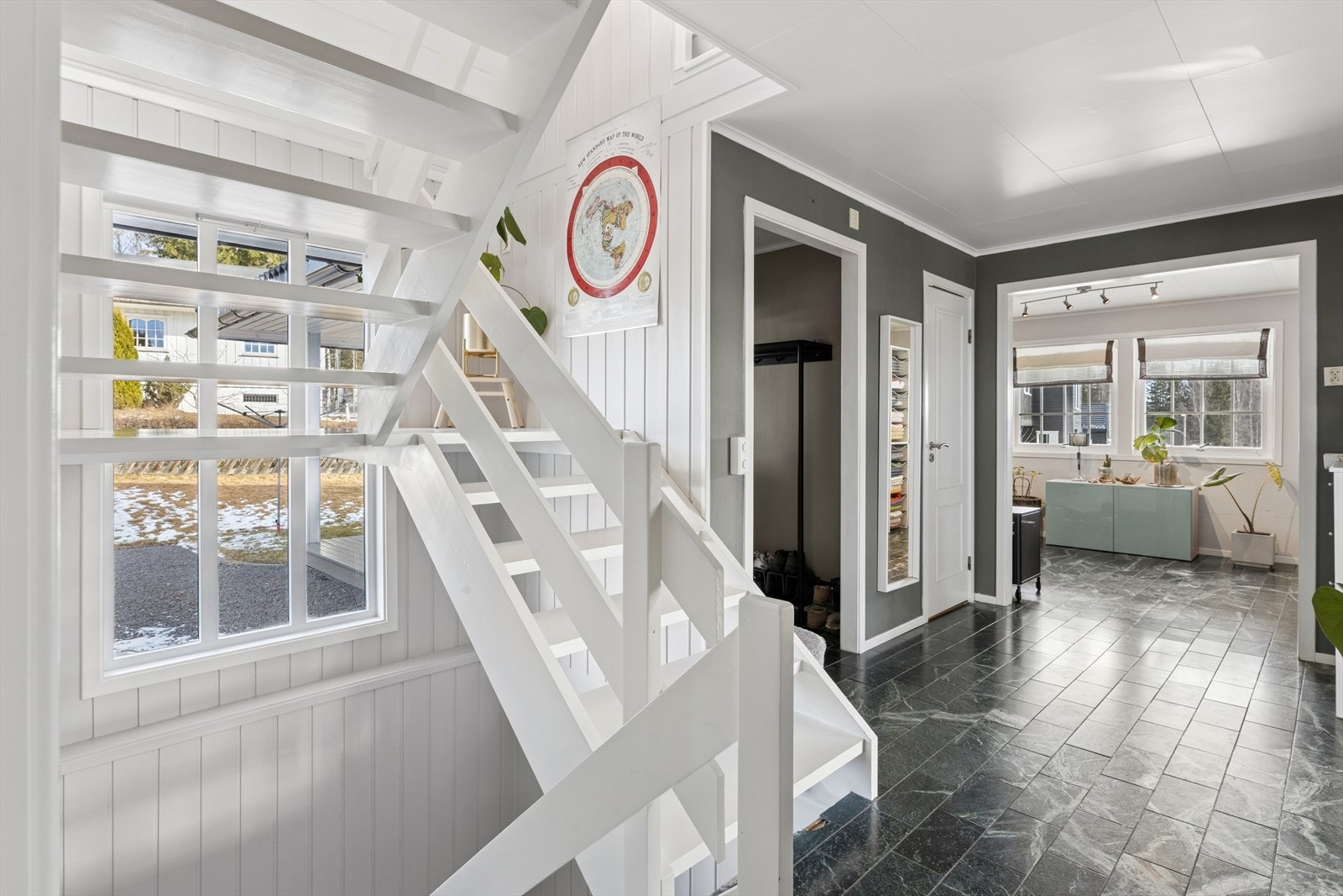 Fra entreen kommer du inn i en romslig hall, med videre adkomst til stuen. Galleribilde