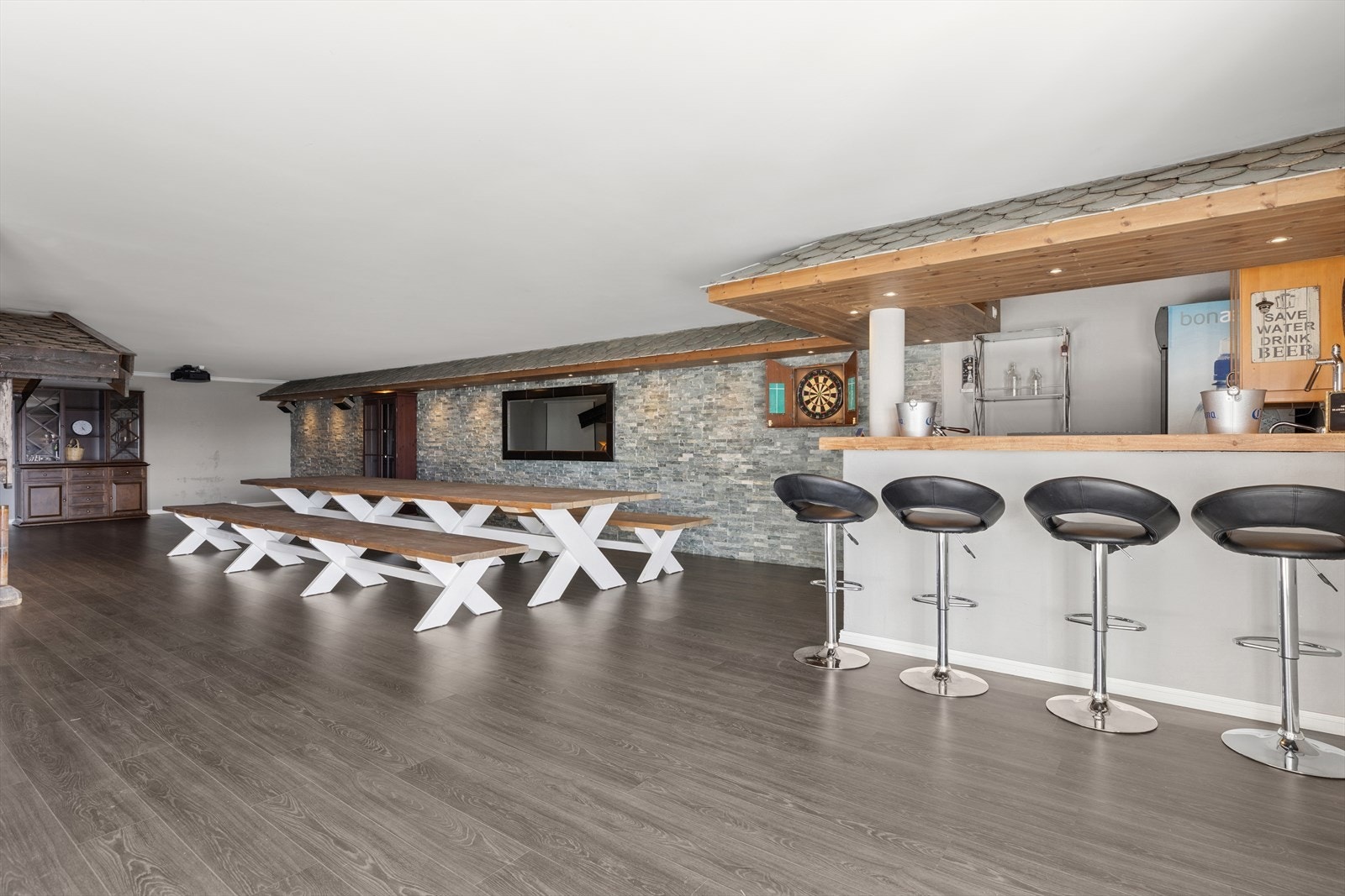 Innredet bar/festlokale og toalettrom i underetasjen. Galleribilde