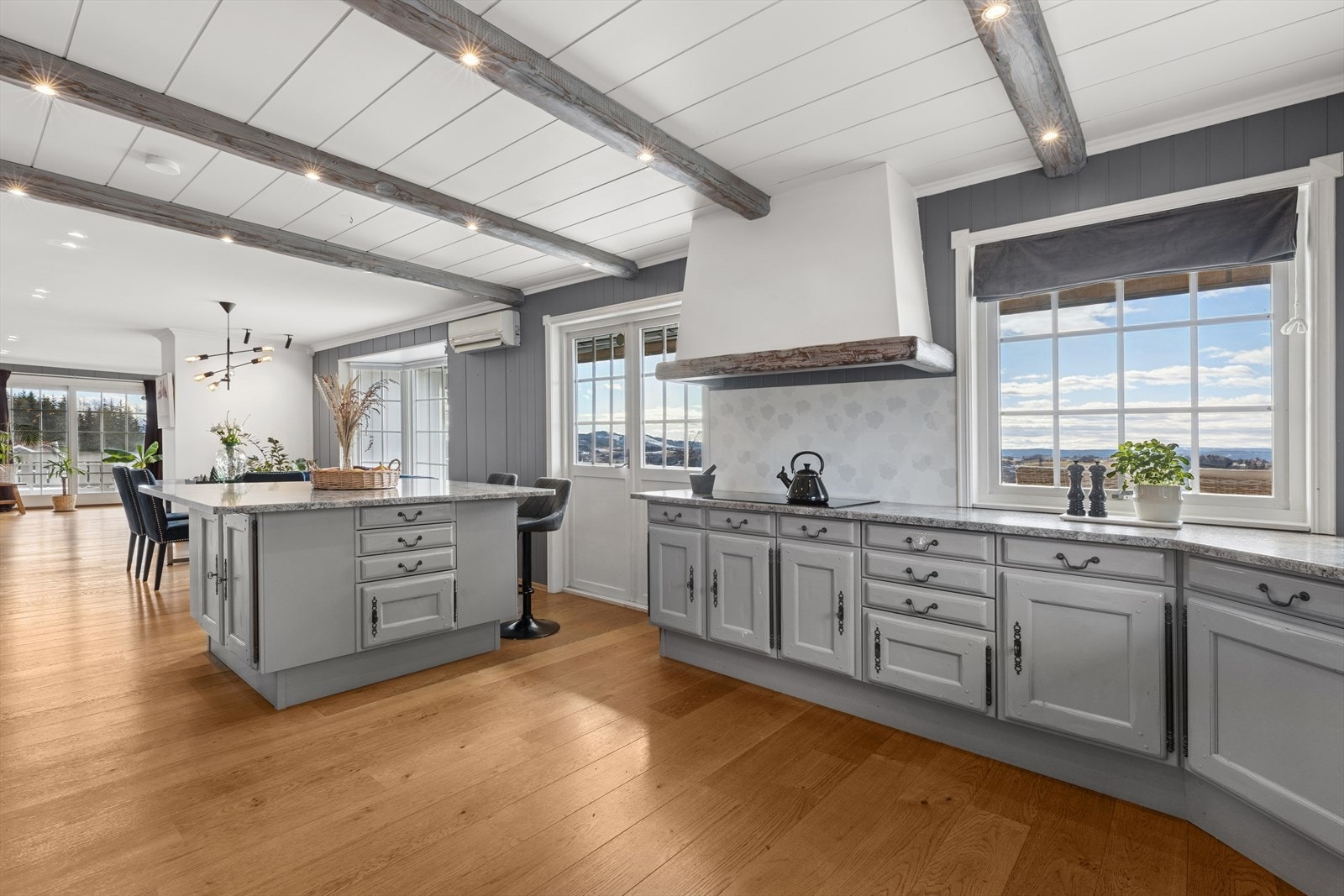 En luft-til-luft varmepumpe er montert på veggen ved kjøkken/spisestuen. Galleribilde