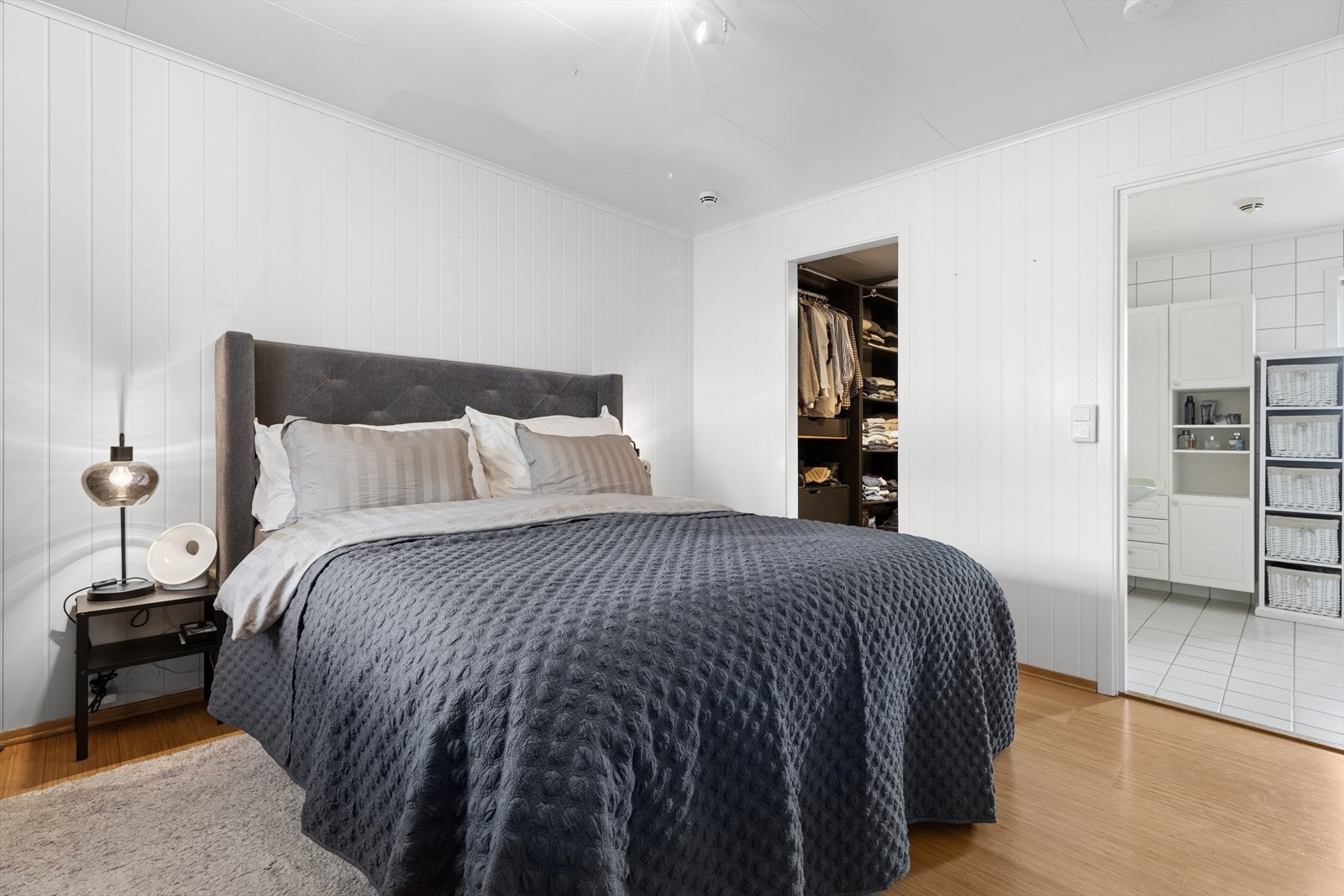 Soverom 1 - dette rommet ligger i boligens 1. etasje og har tilgang til et eget garderoberom. Galleribilde