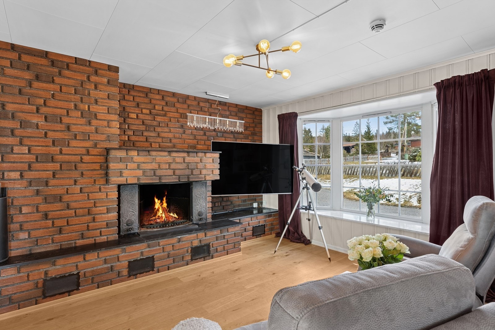 Både hovedstuen og TV-stuen er utstyrt med hvert sitt ildsted. Galleribilde