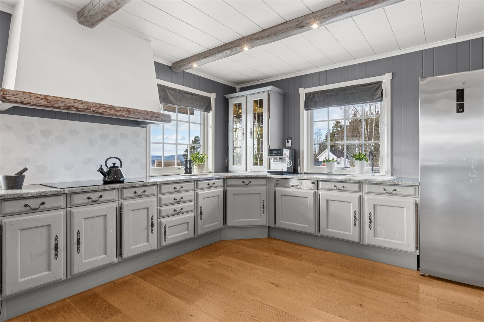 Kjøkkenet er av svært god størrelse med mye lagringsplass i skap og skuffer, samt godt med benkeplass. Galleribilde