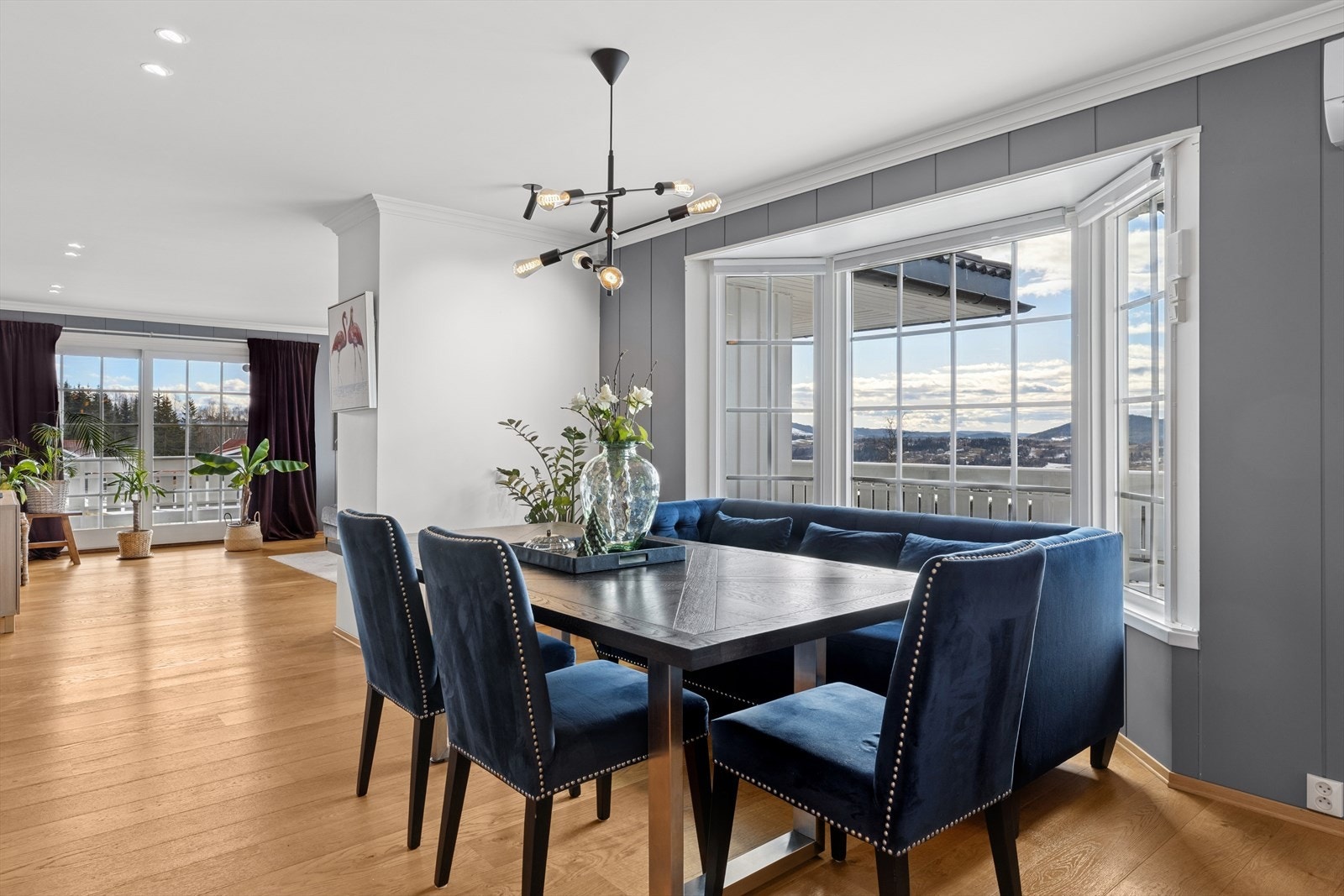 Oppholdsrommet kan inndeles i ulike soner, med plass til en hyggelig spisegruppe. Galleribilde