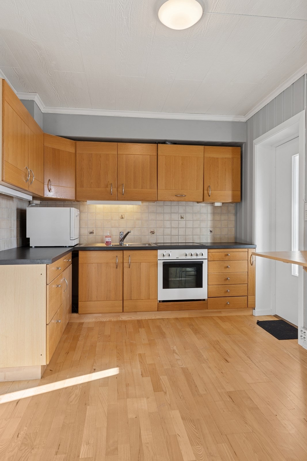 Kjøkken, med god skap - og benkeplass, åpen løsning mot stue. Galleribilde