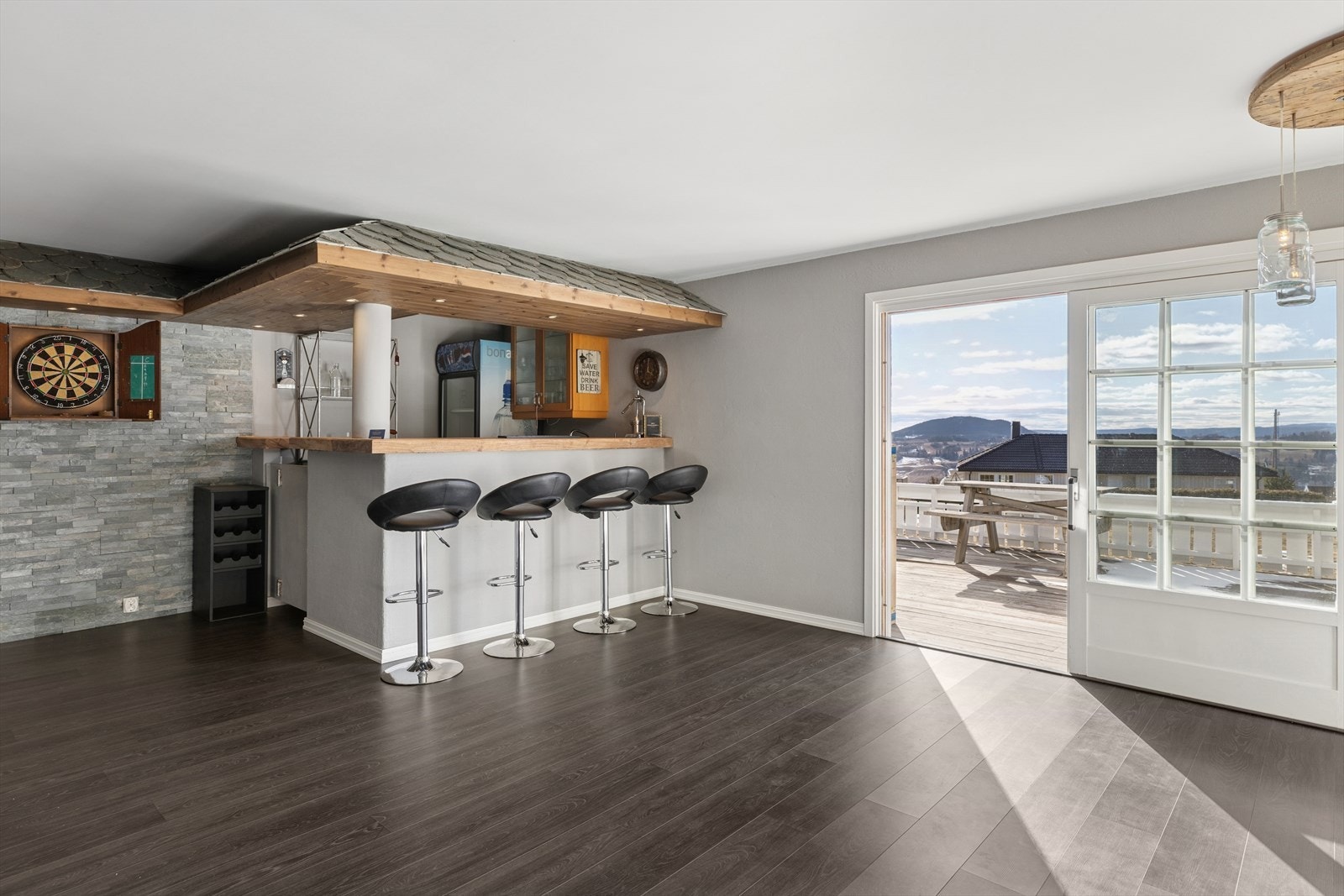 Praktisk adkomst til platting og hage. Galleribilde