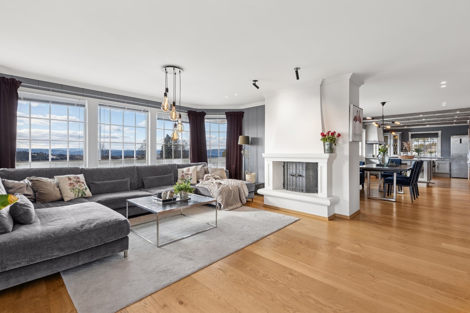 Det er god plass til en stor sofagruppe, perfekt for sosiale sammenkomster. Galleribilde