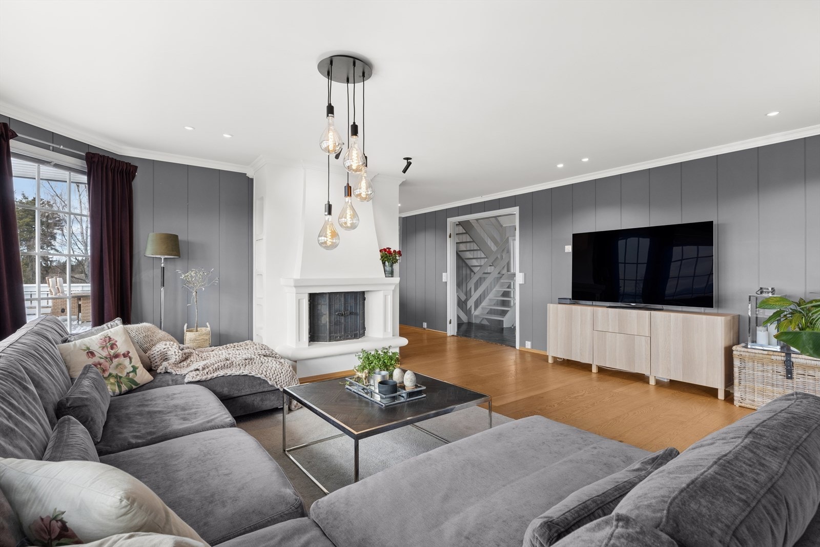 I 2023 ble det lagt ny himling i stuen med downlights. Galleribilde