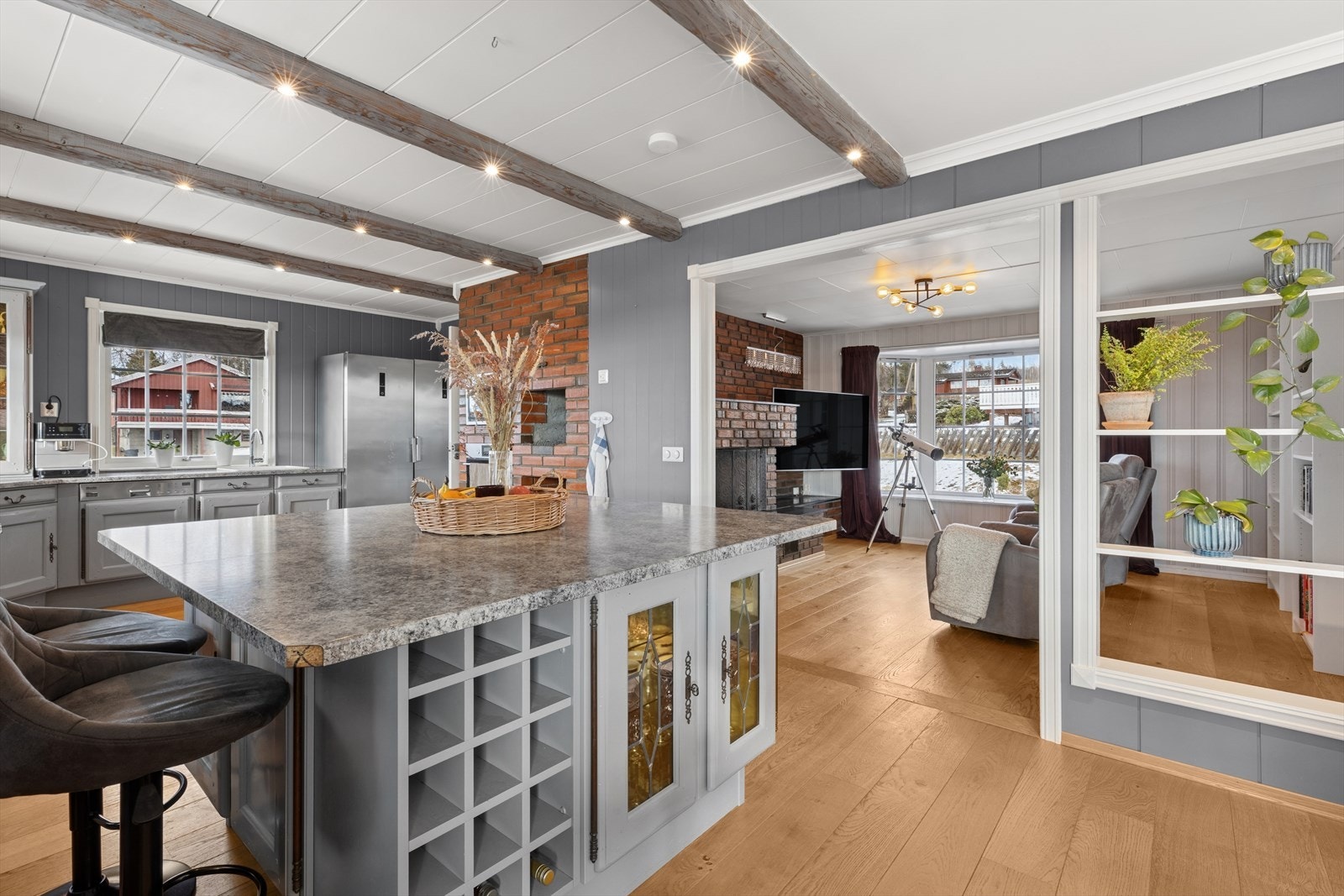 For ekstra arbeidsplass er kjøkkenet utstyrt med en praktisk kjøkkenøy med muligheter for sitteplasser rundt. Galleribilde