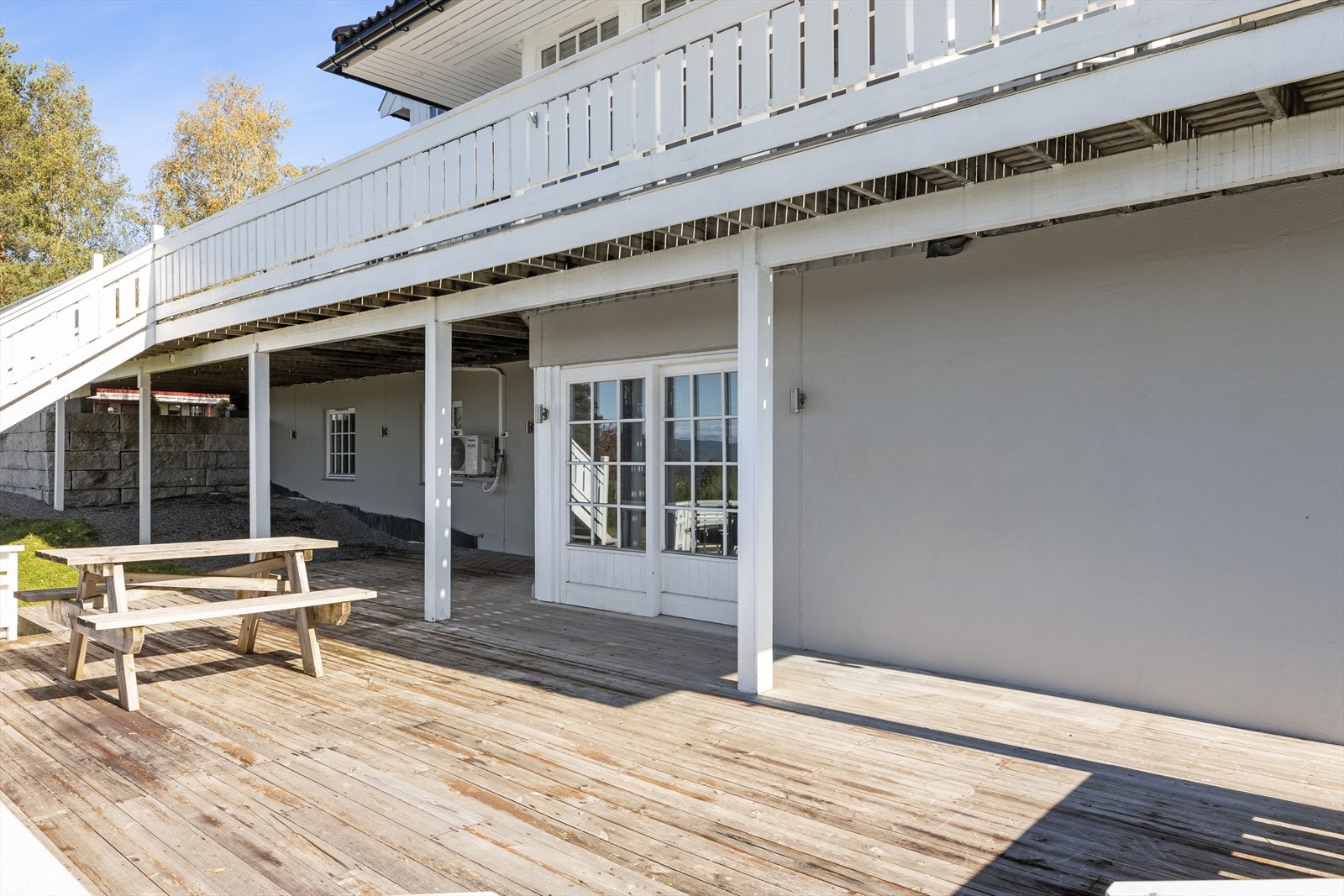 Utenfor inngangspartiet i underetasjen finner du en terrasseplatting mot vest, målt til ca. 45 m². Galleribilde