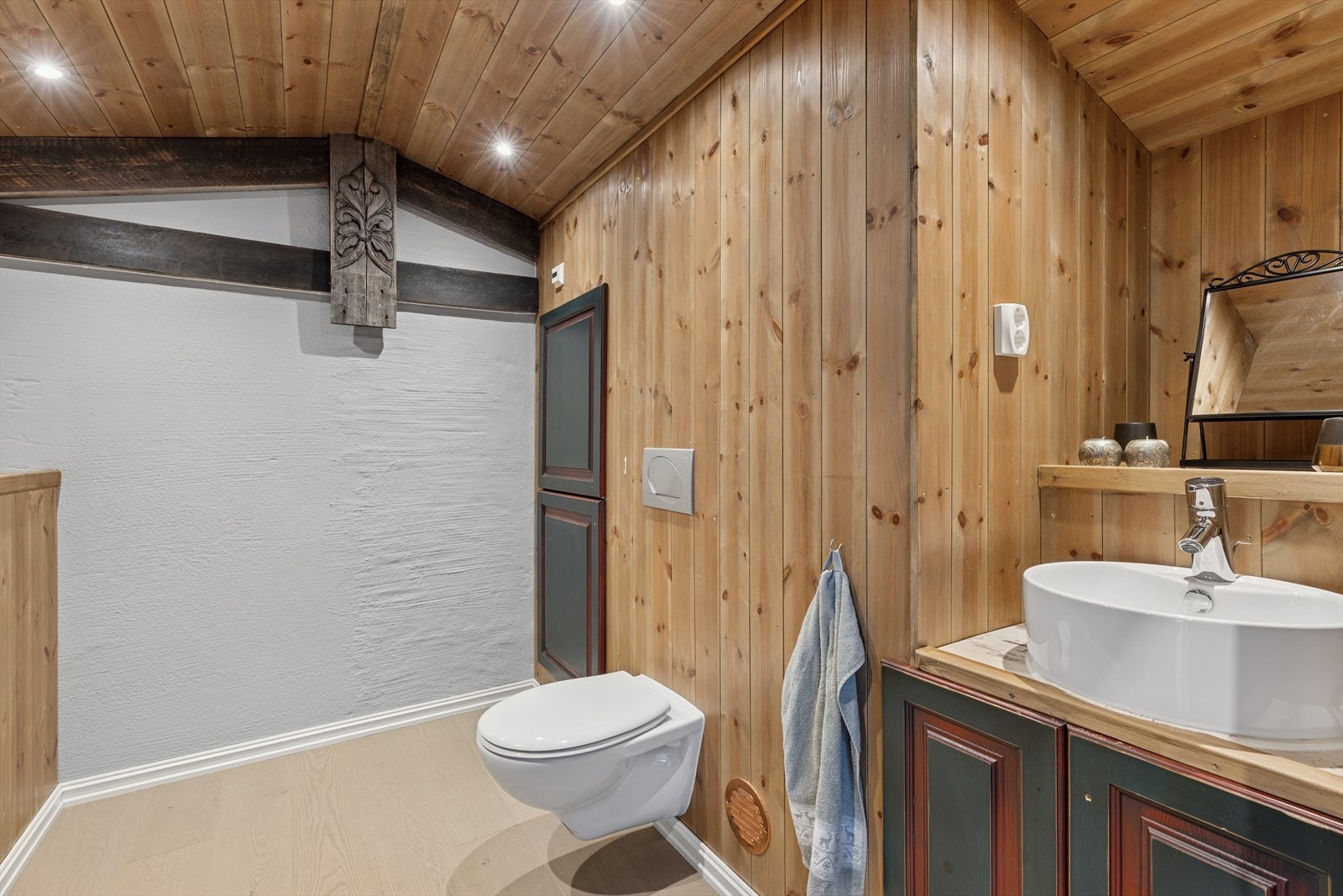 Hyttedoen i festlokalet. Galleribilde