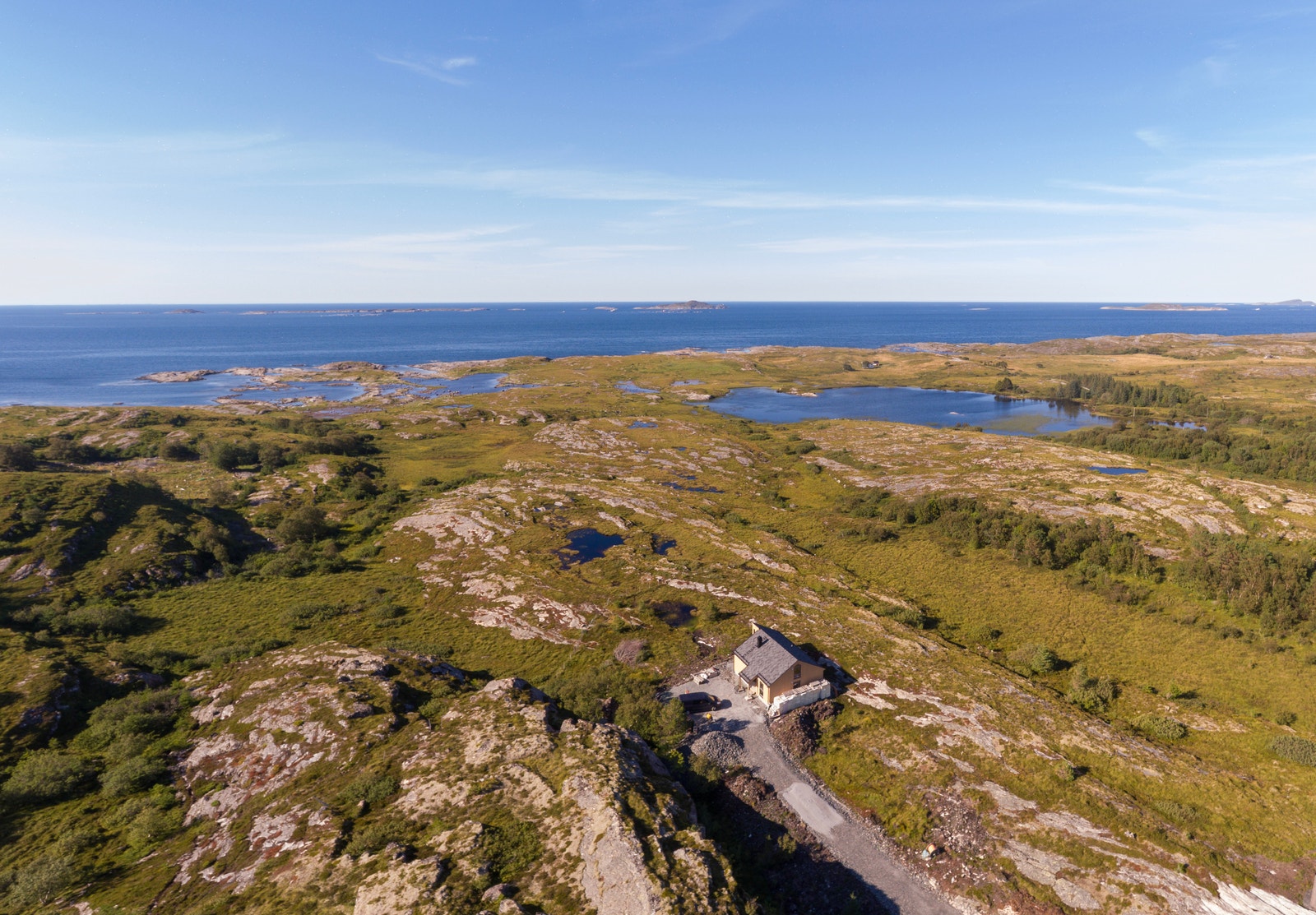 Her har du gang- og sykkelavstand til populære Stokkøya Strandhotell, Strandbaren og Hosnasand Galleribilde