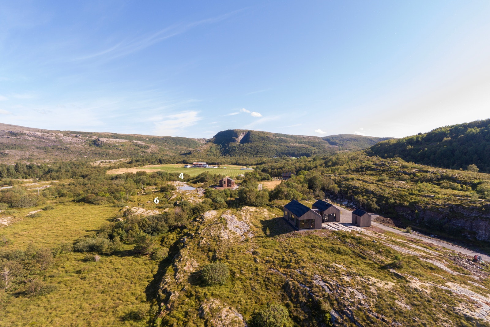 Her får du ekte kystidyll med kort vei til strand, svaberg, båtliv og naturen rett utenfor døra Galleribilde