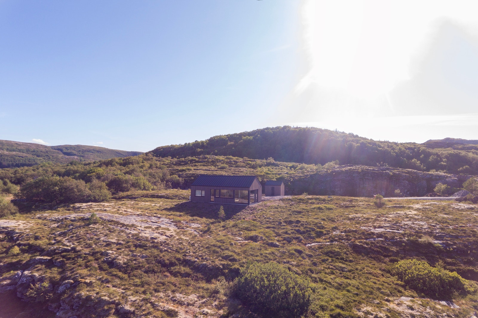 Storsteinmyra har gang- og sykkelavstand til populære Stokkøya Strandhotell, Strandbaren og Hosnasand Galleribilde
