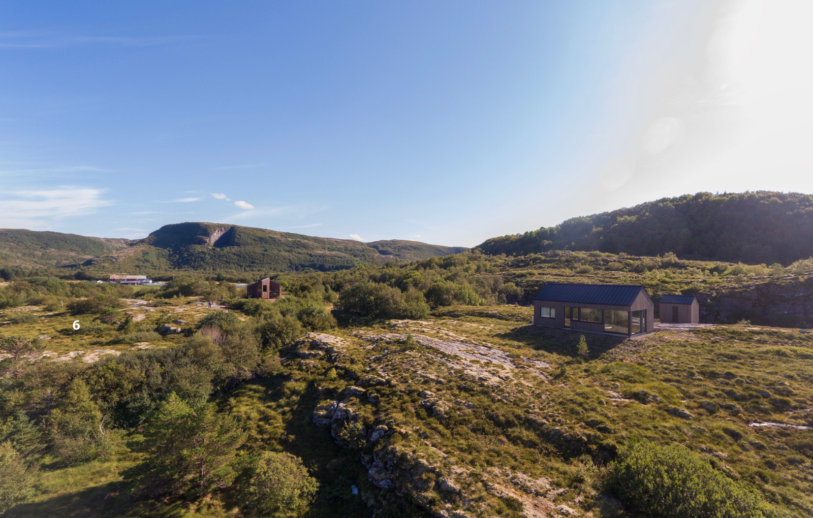 Storsteinmyra har gang- og sykkelavstand til populære Stokkøya Strandhotell, Strandbaren og Hosnasand Galleribilde