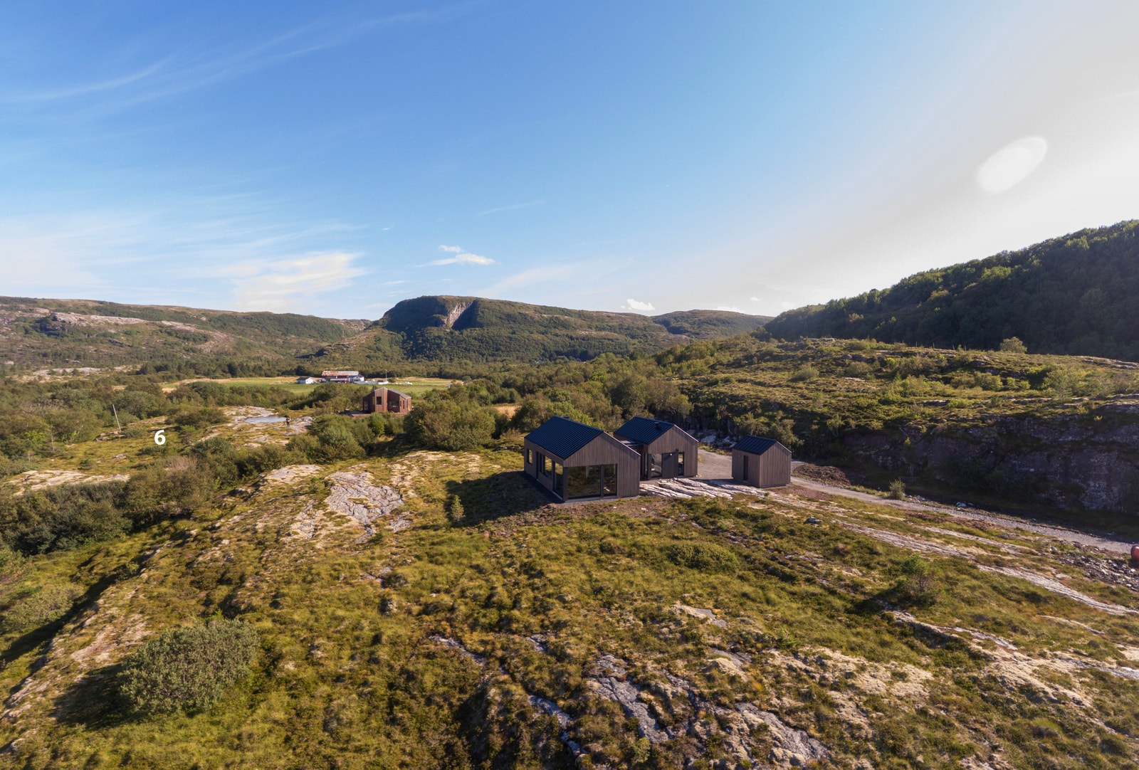 Her får du ekte kystidyll med kort vei til strand, svaberg, båtliv og naturen rett utenfor døra Galleribilde