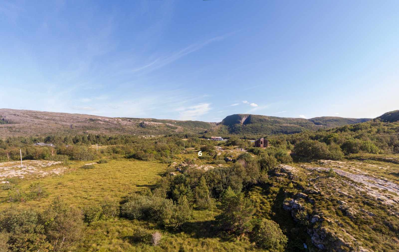 Området ligger i rolige omgivelser med gode solforhold og utsikt mot sjø og fjell, Galleribilde