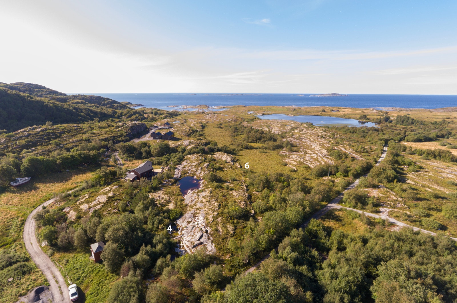 Storsteinmyra hytteområde ligger vakkert til på Stokkøya, ytterst i Trøndelags fantastiske kystlandskap Galleribilde