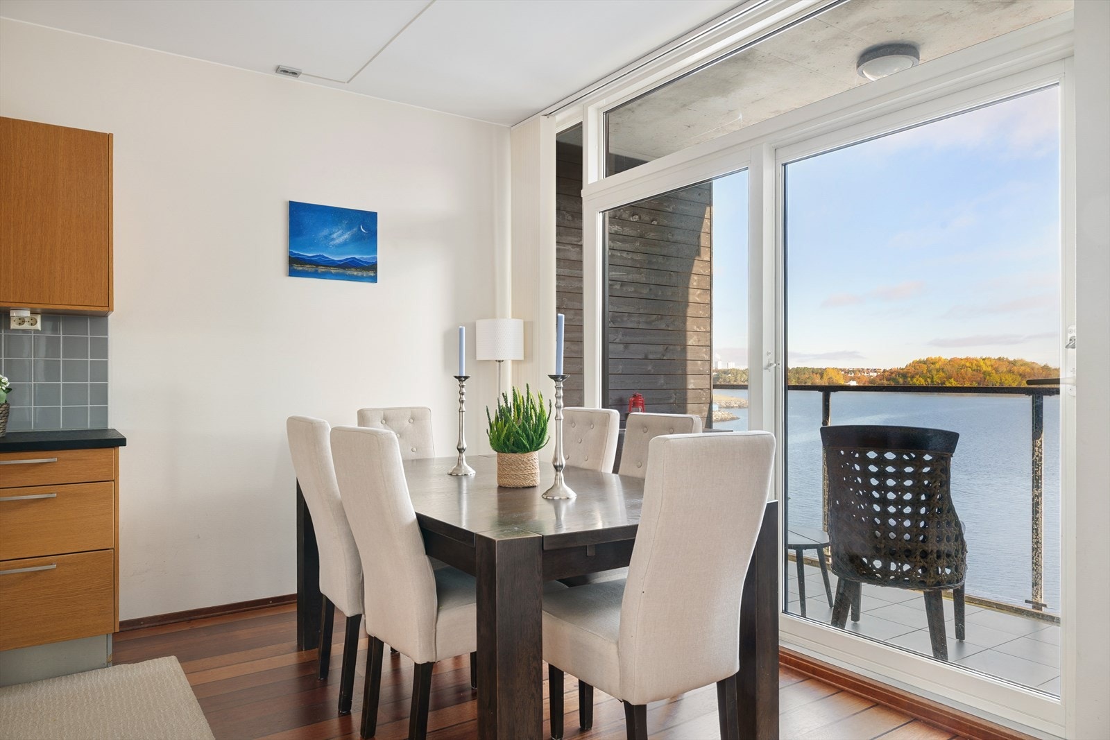 På andre siden av kjøkkenet er det også meget god plass til spisebord, perfekt for gode måltider i hyggelig samvær. Galleribilde