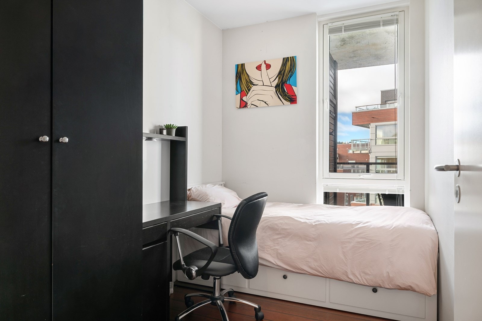 Det andre soverommet er noe mindre, men har garderobe og fleksibel planløsning - perfekt som barnerom, gjesterom eller kontor. Galleribilde