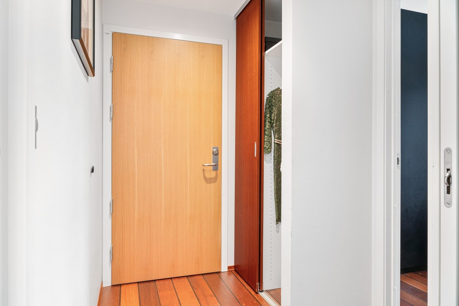 Entréen har plassbygd skyvedørsgarderobe med oppbevaringsplass. Det er i tillegg plass til å henge fra seg yttertøy og sette fra seg sko på en praktisk måte. Galleribilde
