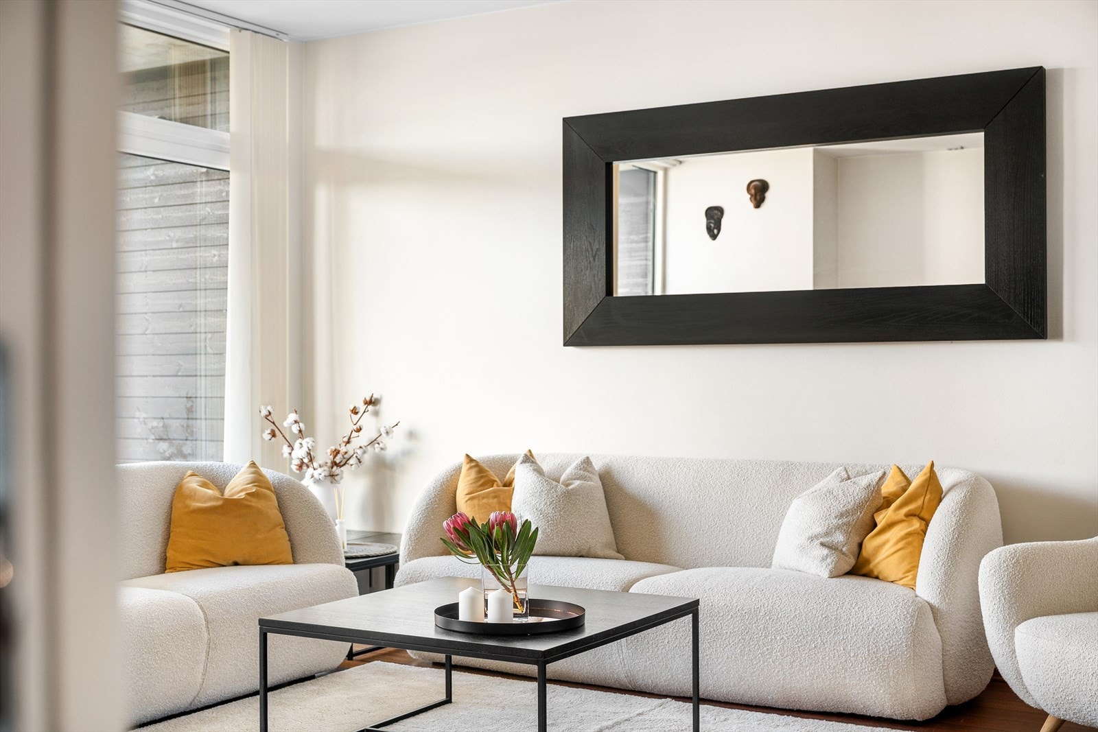 Her bor man luftig med kort vei til både byliv, sjø og natur perfekt for deg som ønsker komfort, utsikt og sentral beliggenhet i ett og samme hjem. Galleribilde