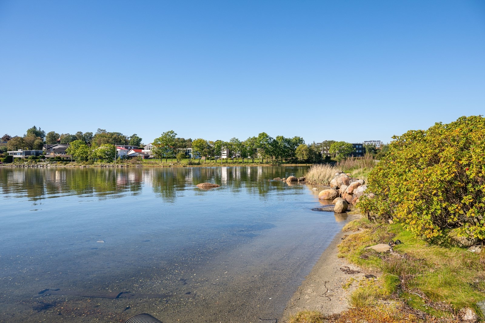 lere badestrender ligger også i kort avstand, blant annet Boganesstranda, Hinnastranda og Vaulen badeplass - populære steder for bading, piknik og rekreasjon på varme sommerdager. Galleribilde