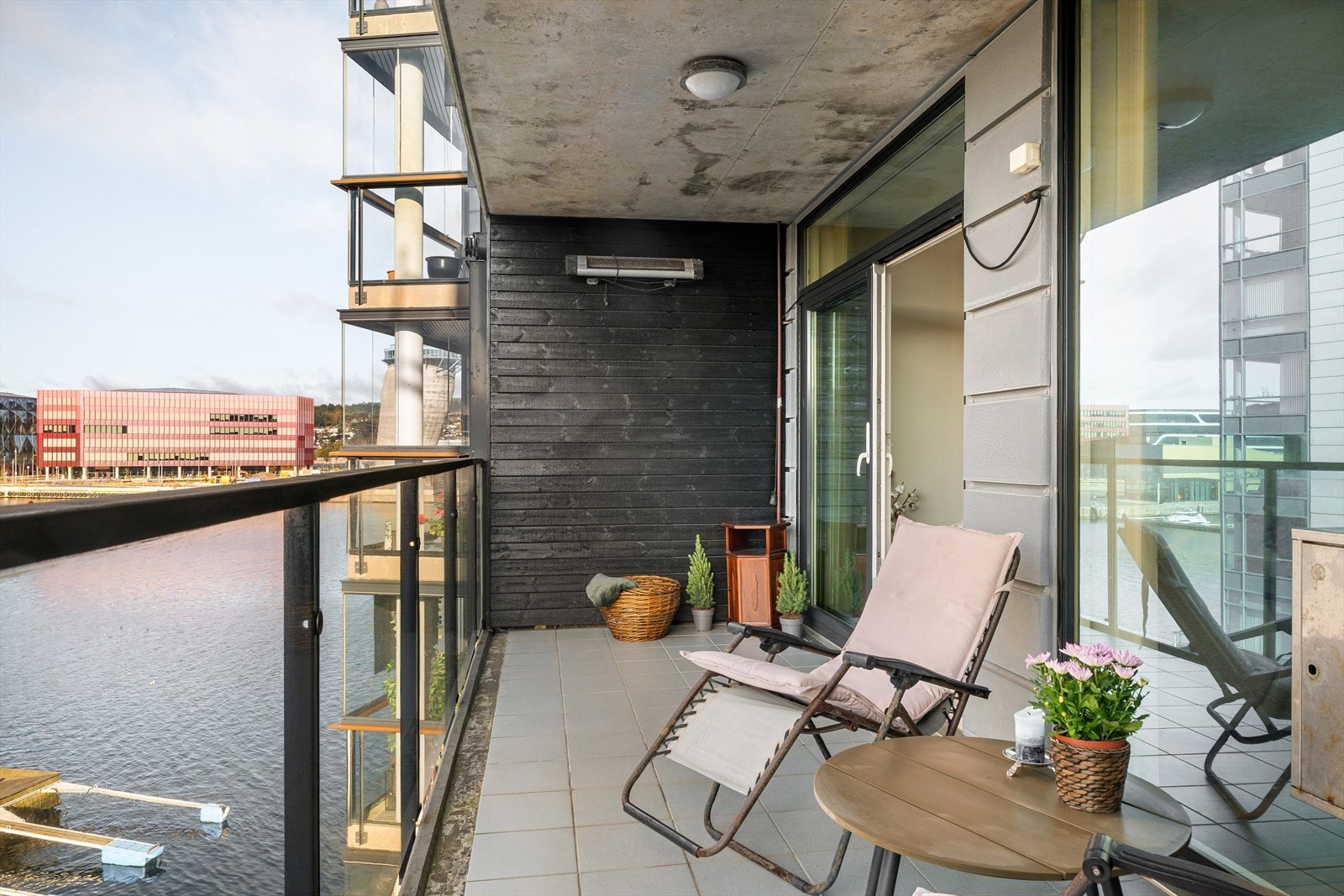 Fra stuen er det utgang til en av leilighetens balkonger - et perfekt sted å nyte sommer kvelder mens man ser utover båthavnen. Galleribilde