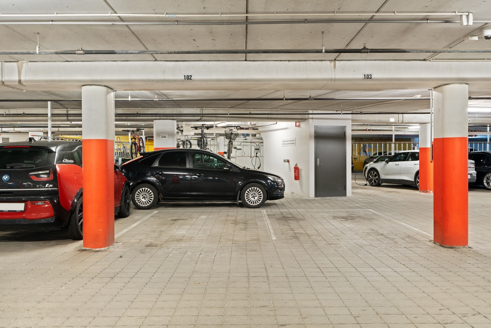 Leiligheten har parkeringsplass i kjeller, med etablert el-billading. Galleribilde