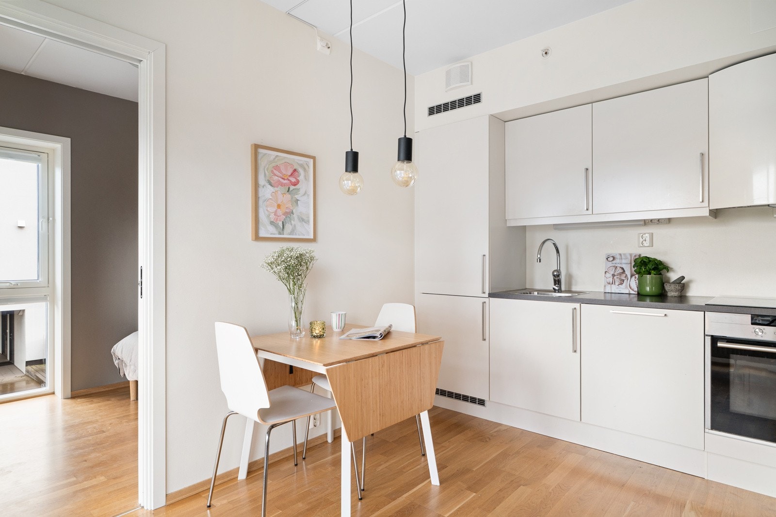 Kjøkkenet er praktisk og moderne, med en lekker innredning fra HTH. Galleribilde