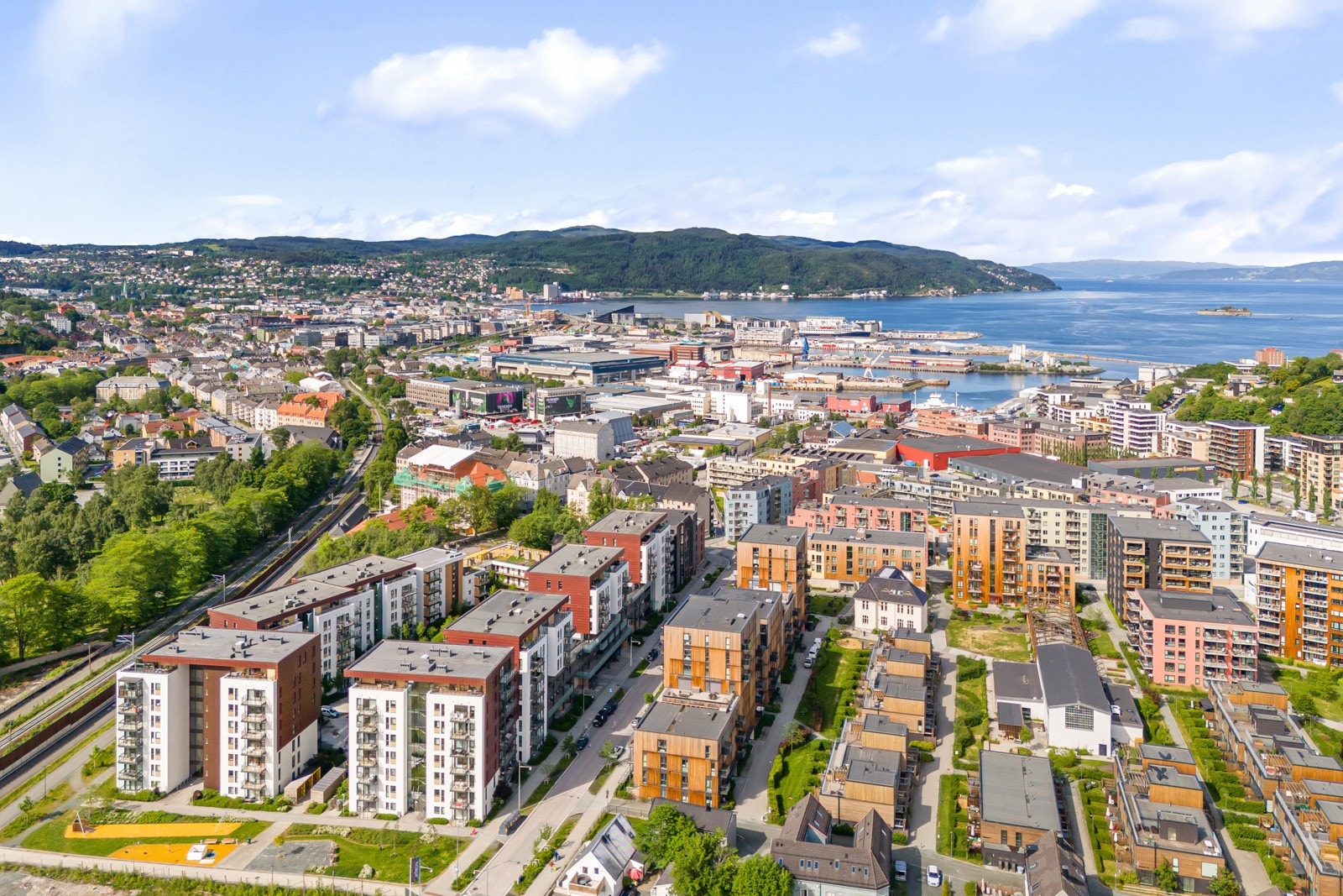 Beliggenheten er svært sentral, samtidig som man kan trekke seg tilbake og nyte grønne, friske omgivelser og parklignende friområder. Galleribilde