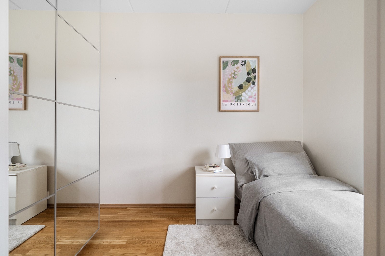 Soverommene har i likhet med oppholdsrom eikeparkett på gulv, kombinert med malte overflater på vegg. Galleribilde