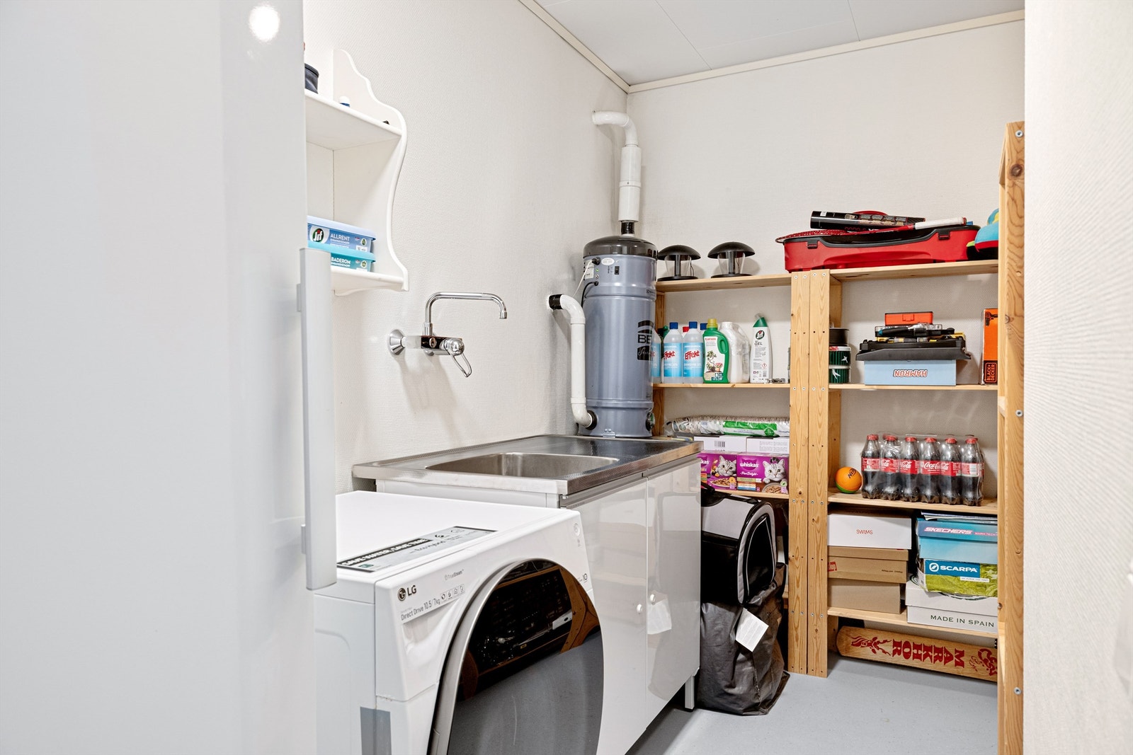 Separat vaskerom i 1. etg av god størrelse og gode lagringsmuligheter Galleribilde