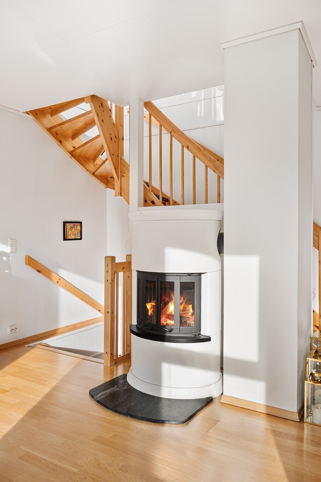 Fin vedovn som varmer godt på kjølige høstdager Galleribilde