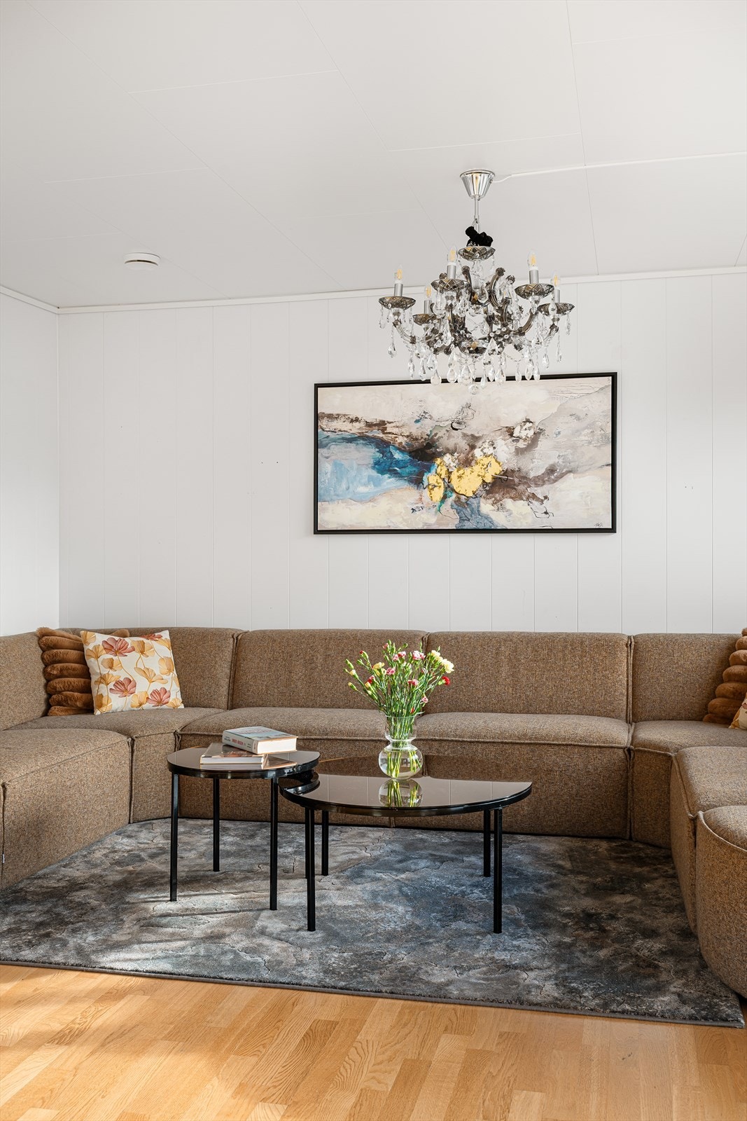 I boligen er det 2 romslige stuer, og fra denne etasjen har man utgang til terrassen Galleribilde