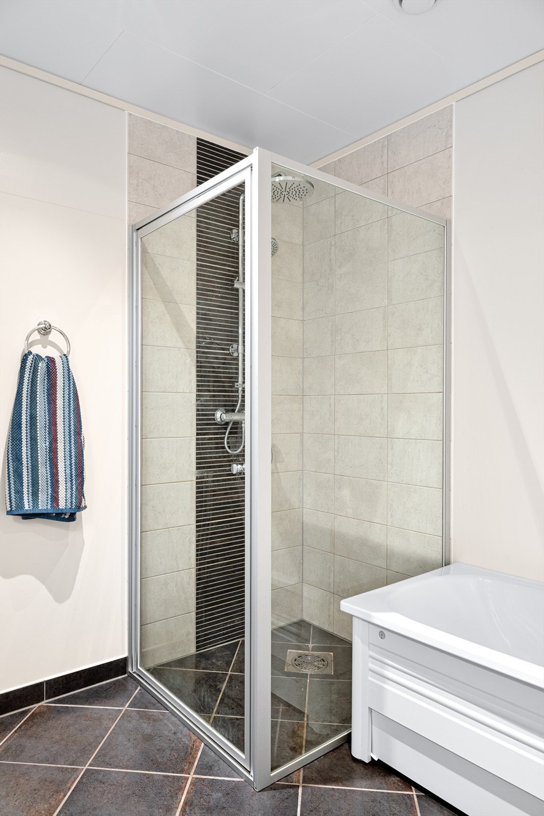 Både badekar og dusjhjørne Galleribilde