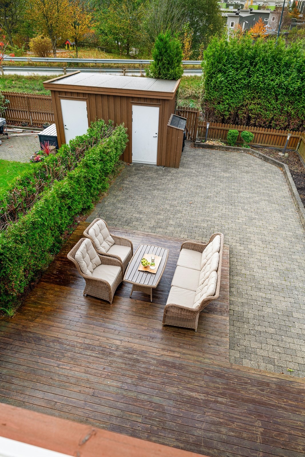 Oversikt over uteplassen fra loftstuen Galleribilde