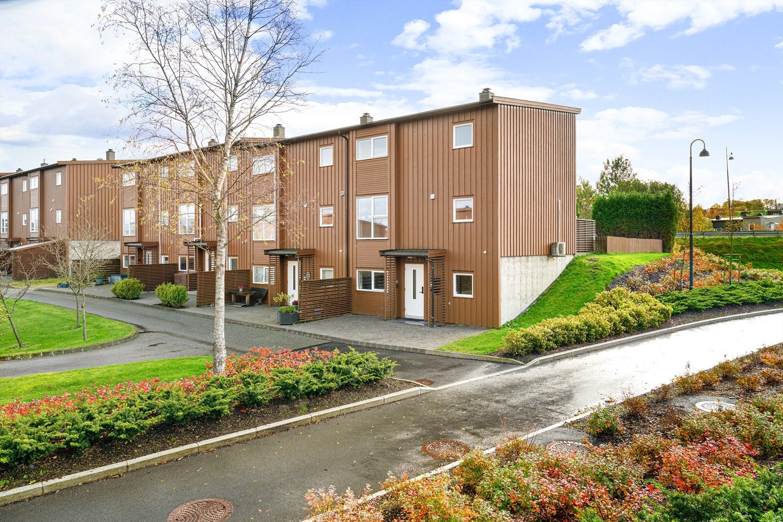 All vinduer på baksiden av boligen ble byttet i 2019 og installert ny ytterdør i 2024 Galleribilde