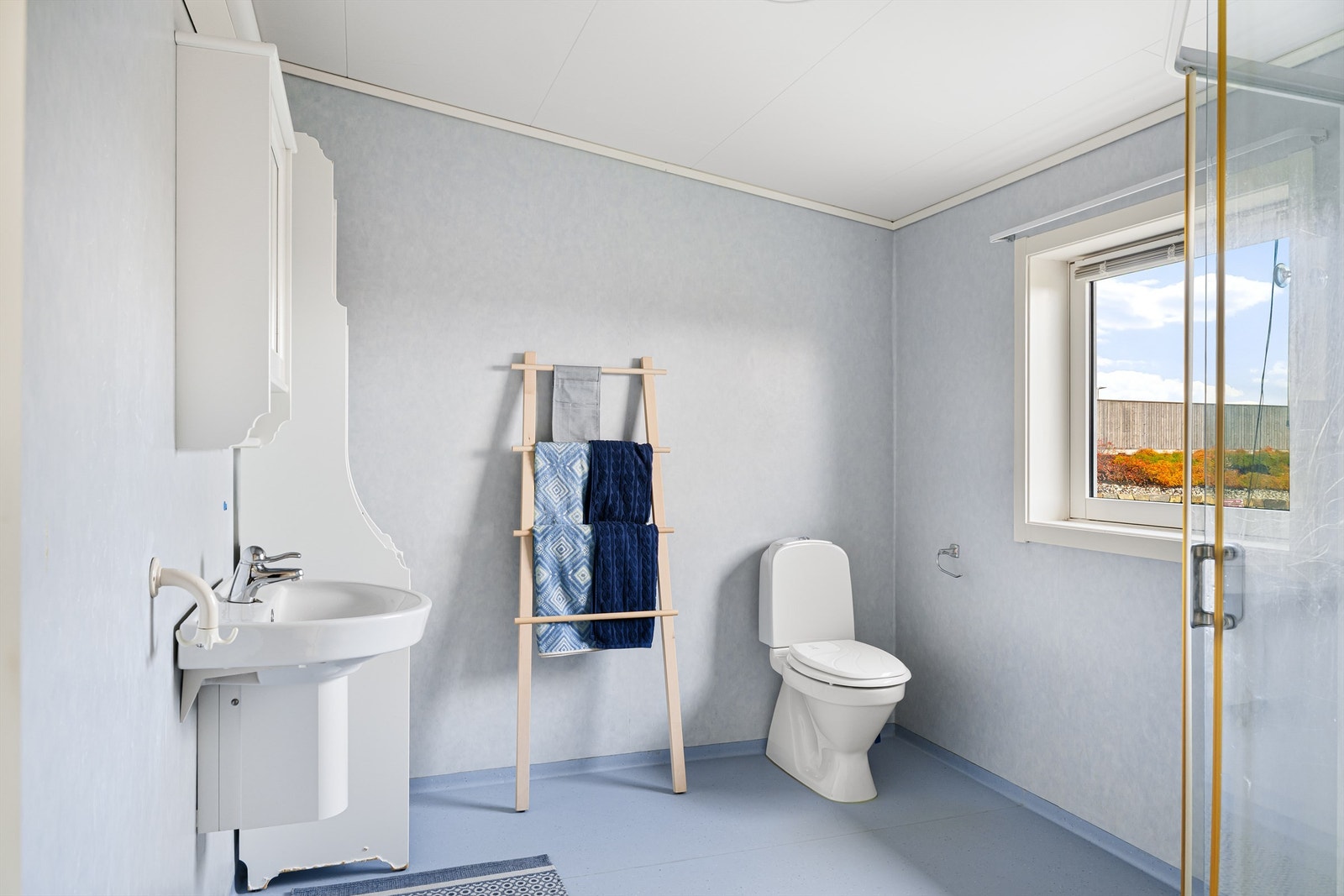 Badet i 3. etg er fra byggeår(2004) Galleribilde