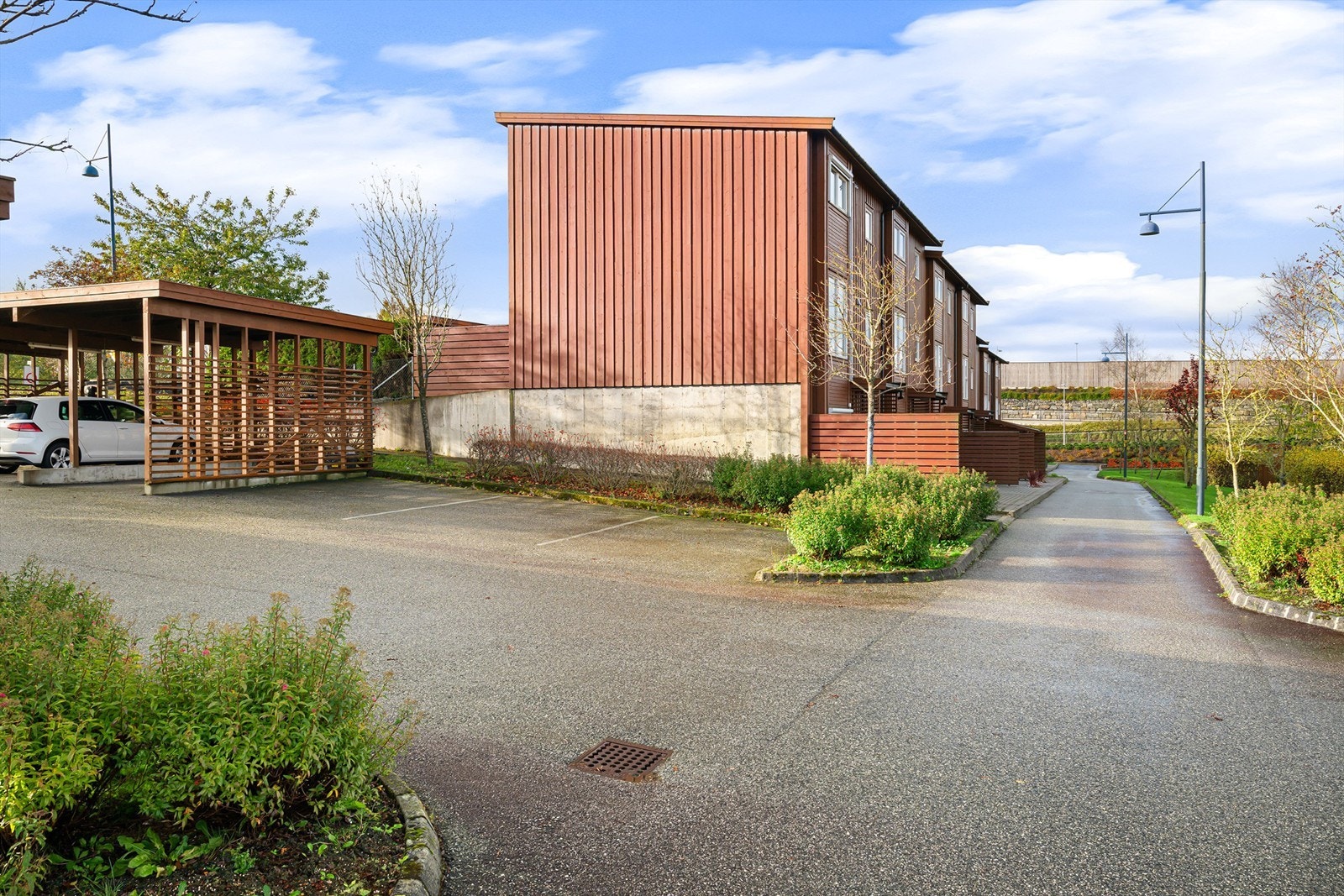 Det er kort vei til carporten og gjesteparkering Galleribilde