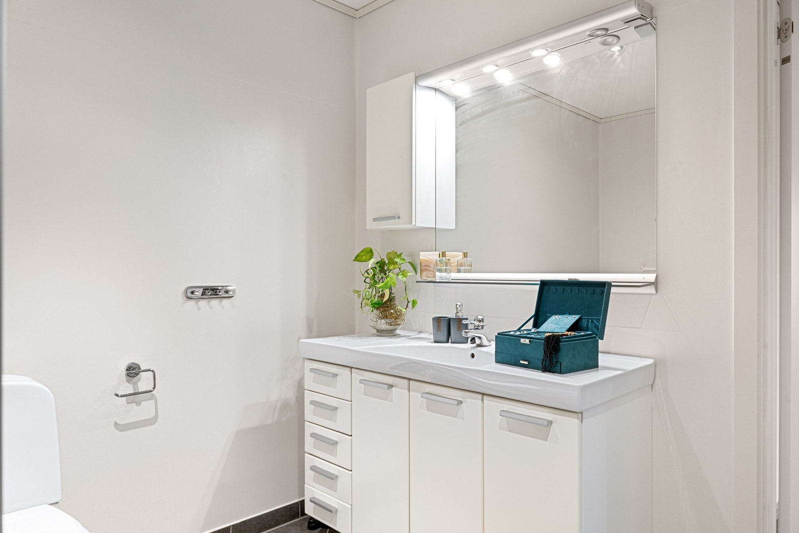 Det er 2 bad i boligen. Dette er i 1. etg Galleribilde