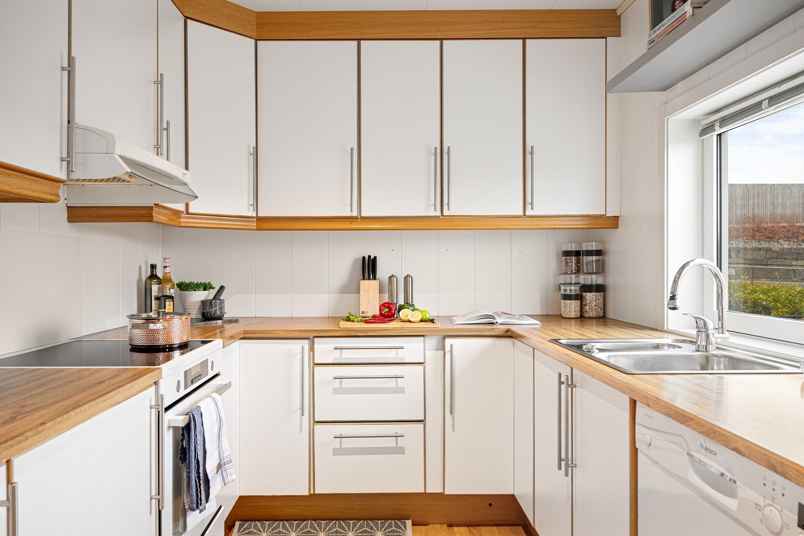 Kjøkkeninnredningen er velholdt, med lite bruksslitasje Galleribilde