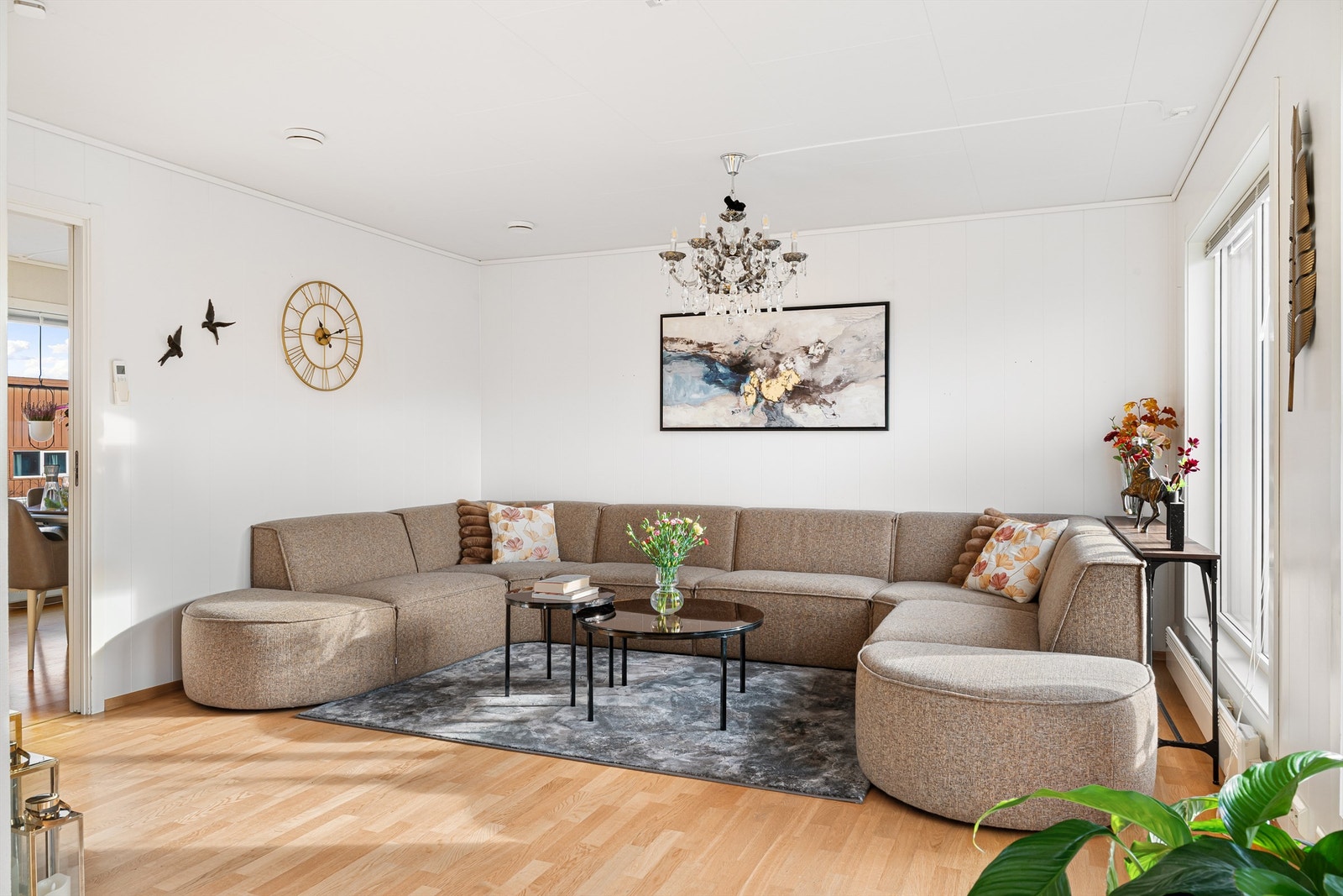 Romslig rekkehus over 3 plan med flott beliggenhet helt på enden Galleribilde