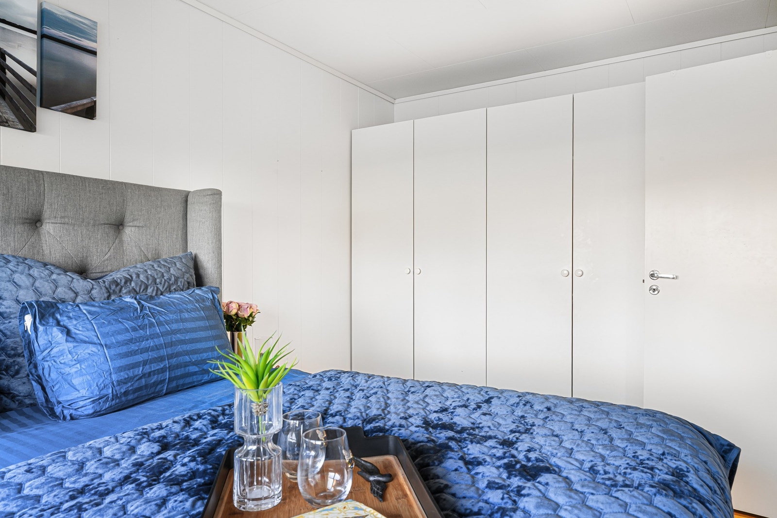 Skaprekke langs hele veggen Galleribilde