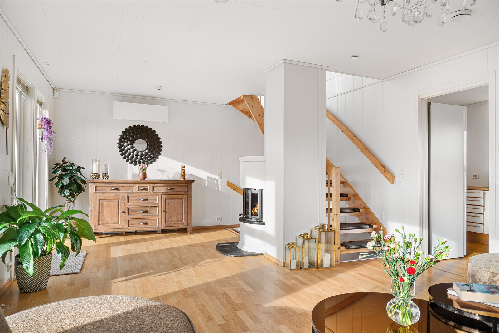 Gode oppvarmingsmuligheter med varmepumpe, vedovn og opplegg for gasspeis Galleribilde