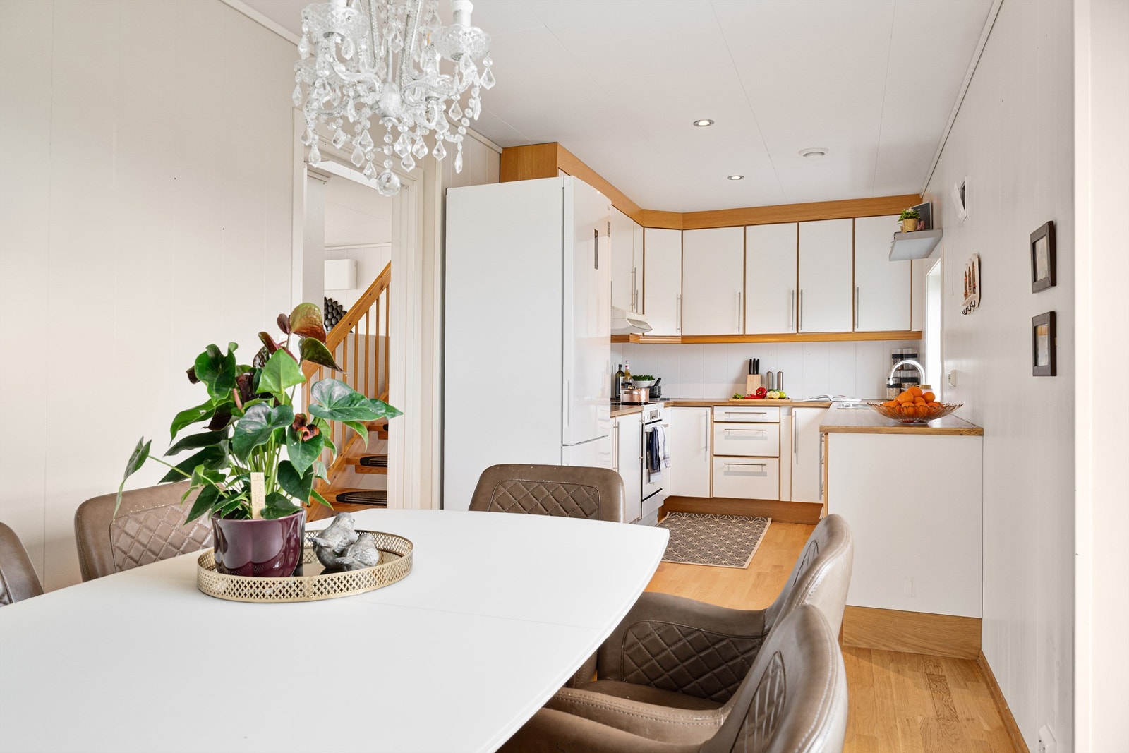 Romslig kjøkken med god benke- og oppbevaringsplass Galleribilde